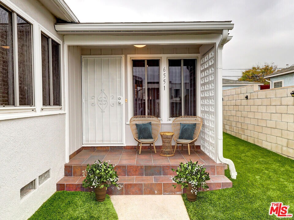 6551 W 86th Pl in Los Angeles, CA - Building Photo