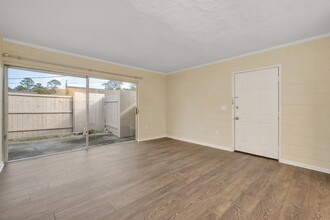 2241 W Pensacola St, Unit 86 in Tallahassee, FL - Building Photo - Building Photo