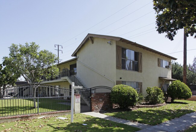 Santa Fe Apartments in Fullerton, CA - Foto de edificio - Building Photo