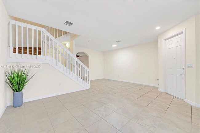 3268 W 92nd Pl in Hialeah, FL - Foto de edificio - Building Photo