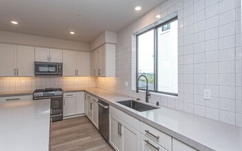 318 Hemlock Ave in Carlsbad, CA - Building Photo - Building Photo