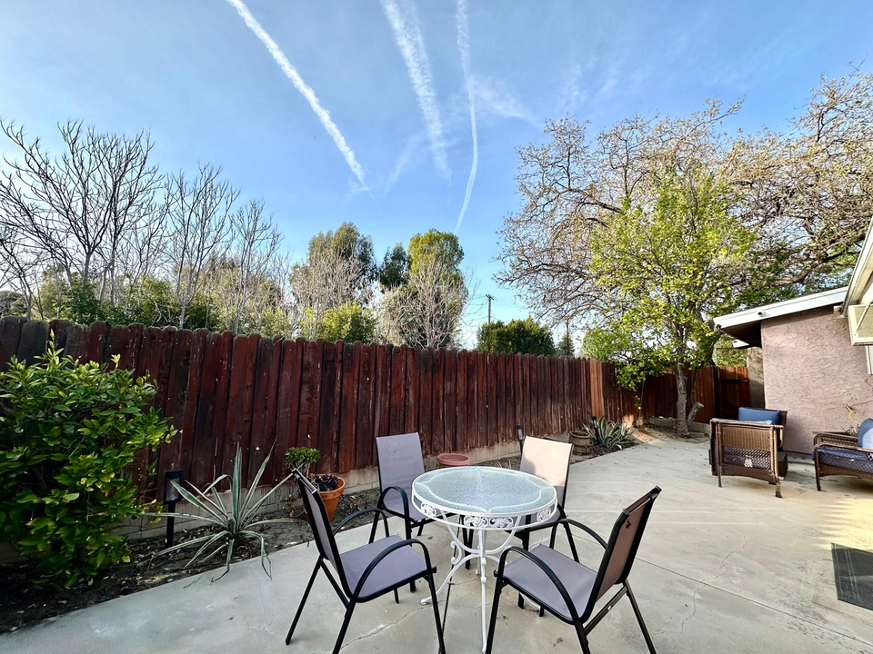 6036 Capistrano Ave in Los Angeles, CA - Foto de edificio