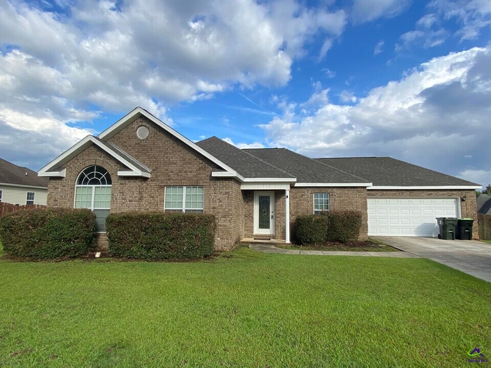 300 Beechwood Dr in Bonaire, GA - Building Photo