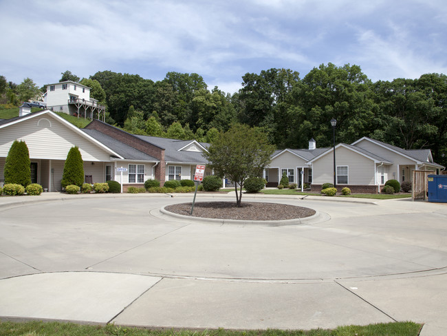 Aviemore Village in Clyde, NC - Building Photo - Building Photo