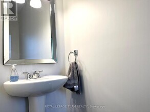642 Tennant Way in Ottawa, ON - Building Photo - Building Photo