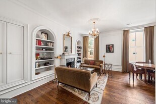 2310 Spruce St in Philadelphia, PA - Building Photo
