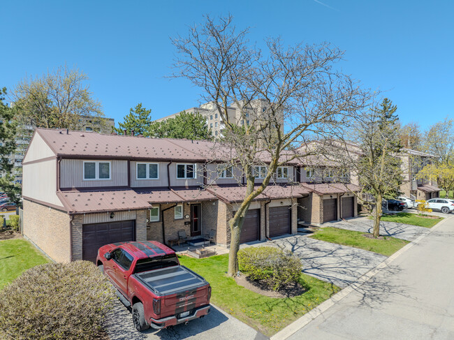 6449 Glen Erin Dr in Mississauga, ON - Building Photo - Building Photo