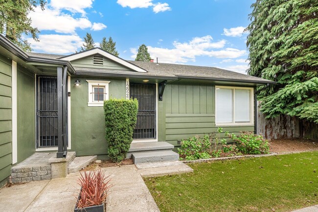 12924-12928 E Burnside St in Portland, OR - Foto de edificio - Building Photo