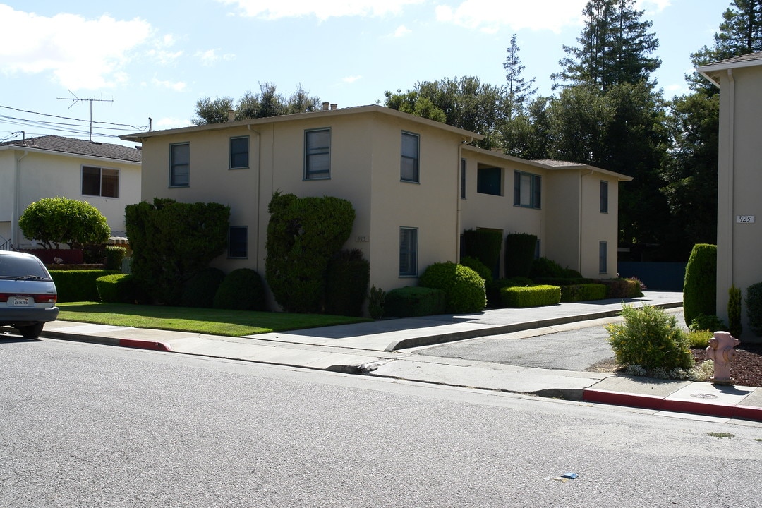 915 Oak Ln in Menlo Park, CA - Foto de edificio