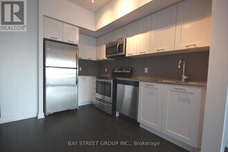 2200 Lake Shore Blvd W in Toronto, ON - Building Photo - Building Photo