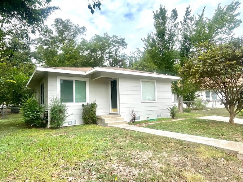 1109 Davis St in Taylor, TX - Foto de edificio