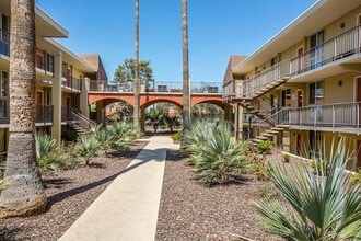 Solaris at the Biltmore in Phoenix, AZ - Foto de edificio - Building Photo