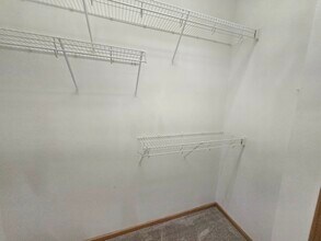 950 67th St, Unit 412 in West Des Moines, IA - Foto de edificio - Building Photo