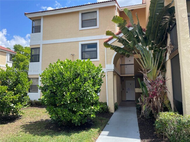 5661 Riverside Dr in Coral Springs, FL - Building Photo - Building Photo