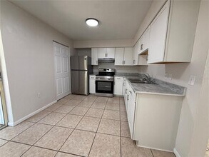 6104 SW 12 Pl in Gainesville, FL - Building Photo - Building Photo