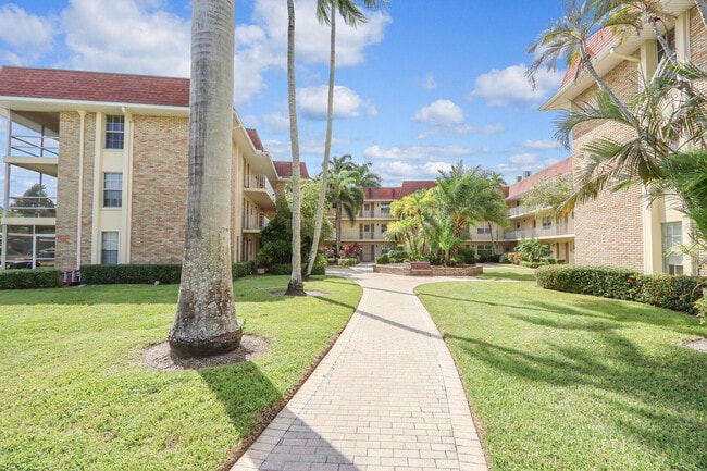 5540 Tamberlane Cir in Palm Beach Gardens, FL - Building Photo - Building Photo