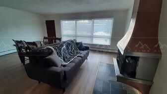 933 W 20th Ave in Anchorage, AK - Building Photo