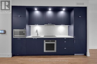 259 The Kingsway in Toronto, ON - Building Photo - Building Photo
