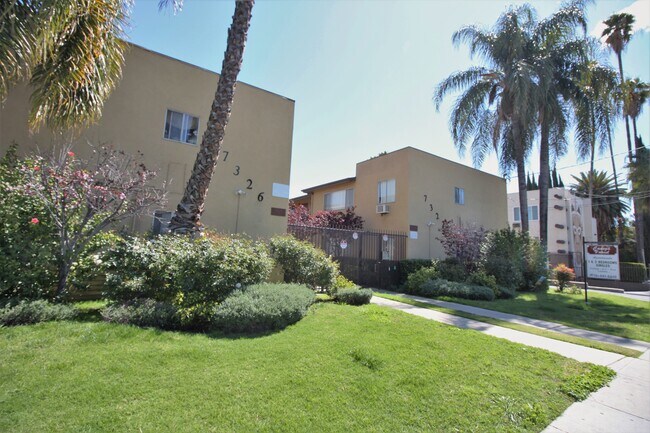 7321 Variel Ave in Canoga Park, CA - Foto de edificio - Building Photo