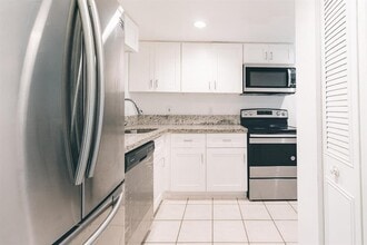 9330 Lagoon Pl, Unit 206 in Davie, FL - Building Photo - Building Photo