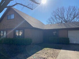 1113 S Valentine Dr in Sherman, TX - Building Photo
