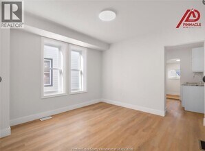 1080 Niagara St in Windsor, ON - Foto de edificio - Building Photo