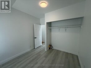 90 Wellington St E in Aurora, ON - Building Photo - Building Photo