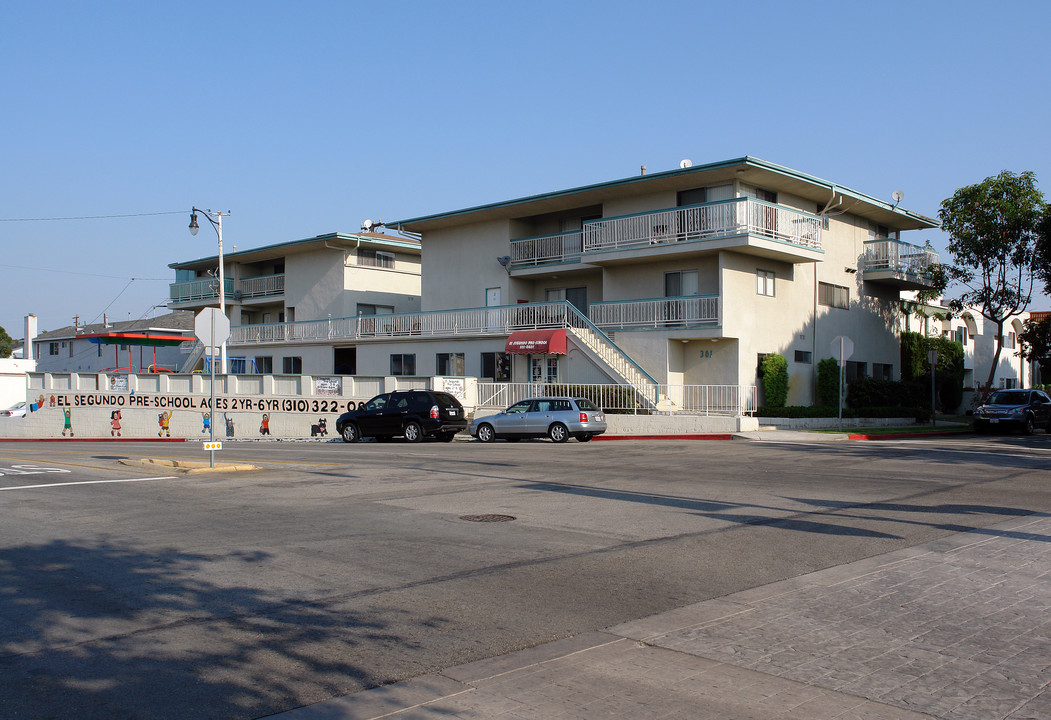 301 W Grand Ave in El Segundo, CA - Building Photo