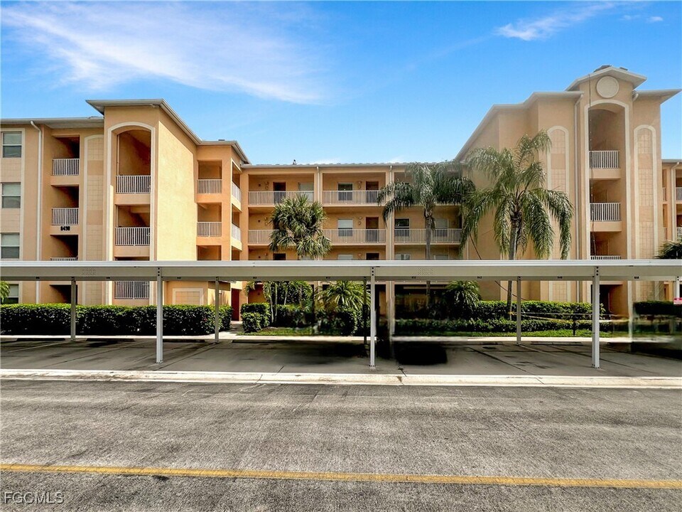 8550 Kingbird Loop in Ft. Myers, FL - Building Photo