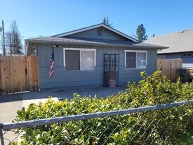 733-735 SW H St in Grants Pass, OR - Building Photo