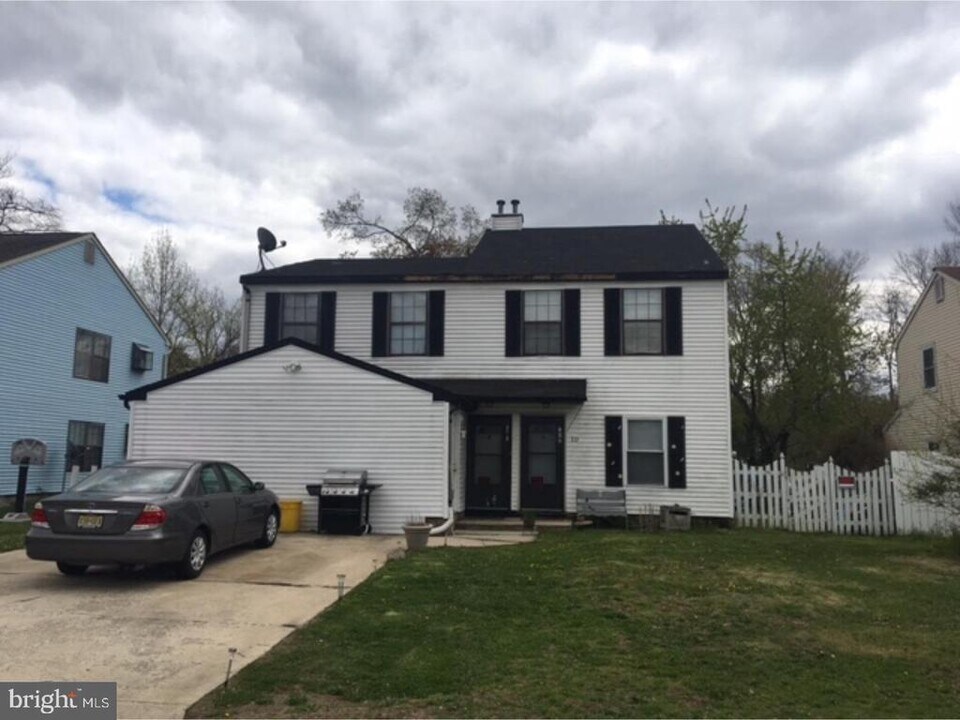 10 Maynard Dr in Sicklerville, NJ - Building Photo