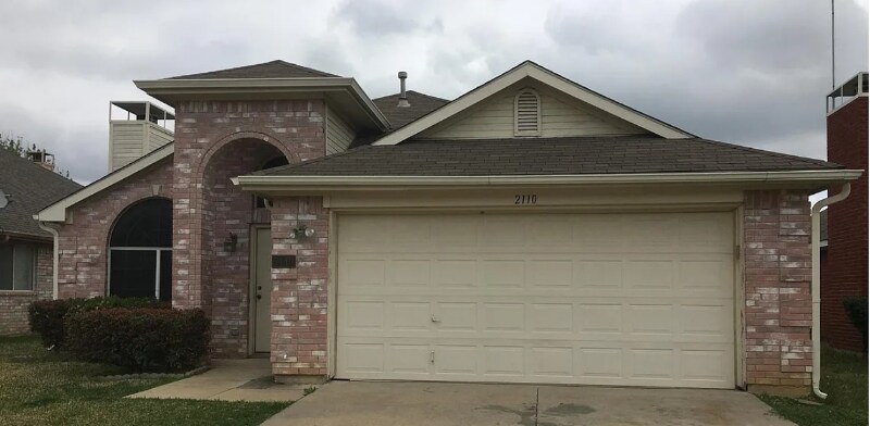 2110 Bay View Dr in Irving, TX - Foto de edificio