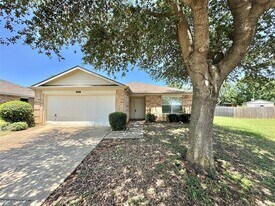111 Pinecrest Dr in Seagoville, TX - Building Photo