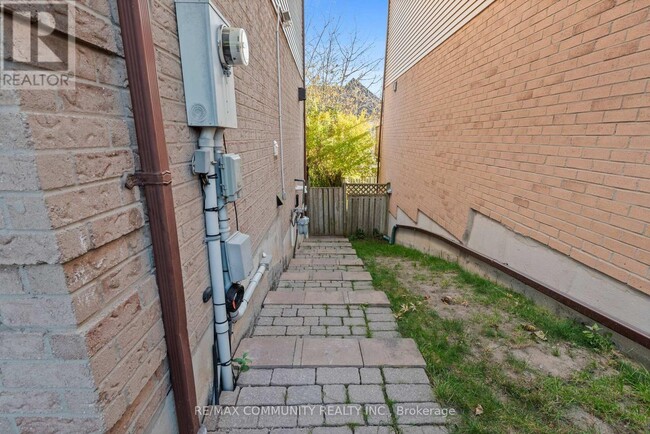 11 Wicks Dr in Ajax, ON - Building Photo - Building Photo