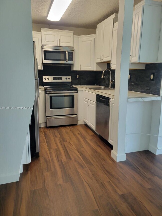 494 NW 165th St in Miami, FL - Foto de edificio - Building Photo