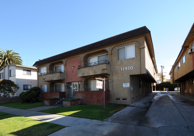 11910 Louise Ave in Los Angeles, CA - Building Photo - Building Photo