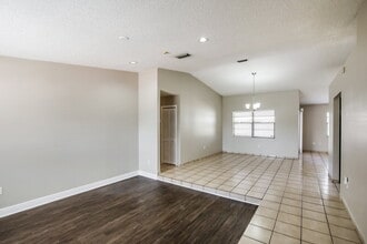 10495 SW 68th St, Unit 100 in Miami, FL - Building Photo - Building Photo