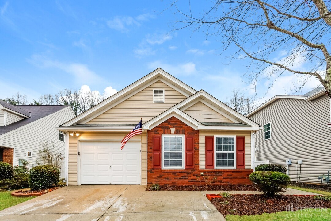 225 Silver Fox Trail in Dallas, GA - Building Photo