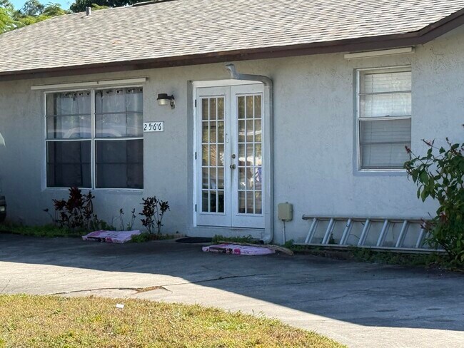 2566 SE Bonita St in Stuart, FL - Building Photo - Building Photo