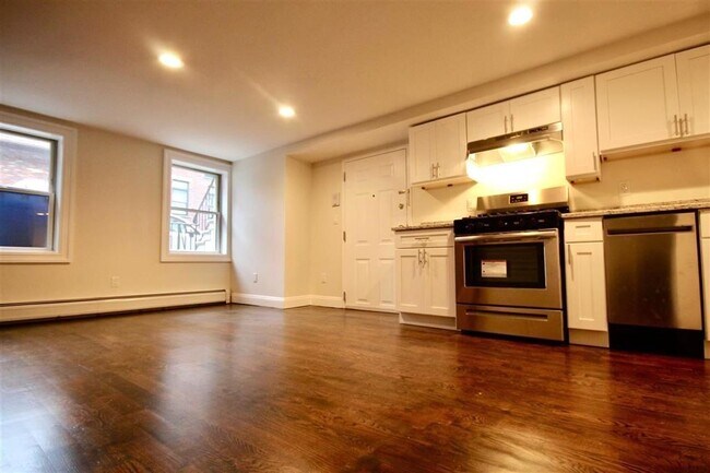 158 6th St-Unit -Garden in Hoboken, NJ - Building Photo - Building Photo