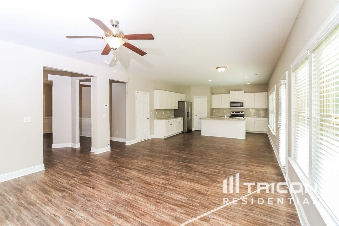 411 Curlin Ct in Holly Springs, GA - Building Photo