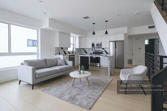 11810 Gilmore St, Unit 3 in North Hollywood, CA - Building Photo - Building Photo