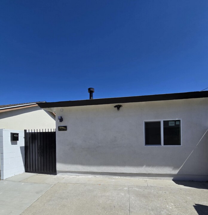 19050 Victory Blvd in Los Angeles, CA - Building Photo