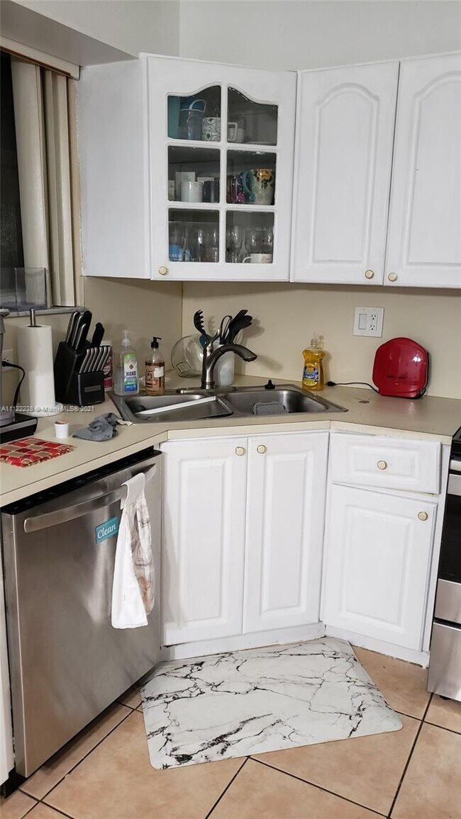 8100 W 28th Ct-Unit -207 in Hialeah, FL - Building Photo - Building Photo