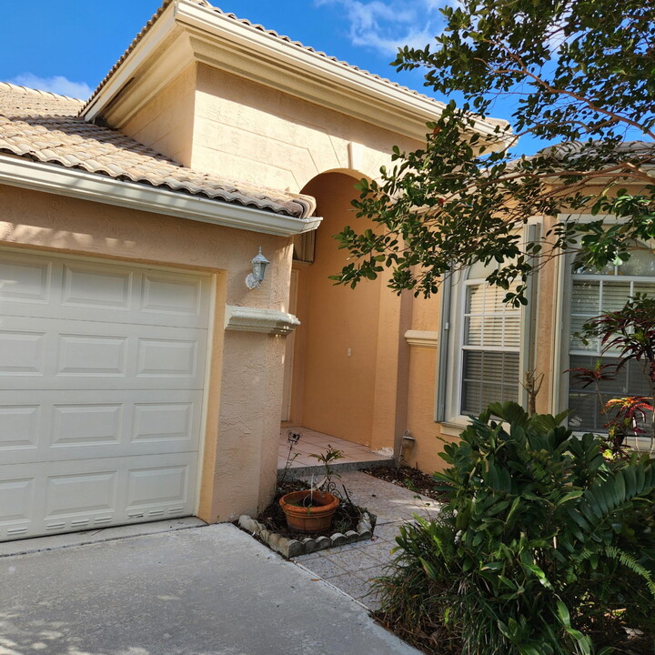 2018 Reston Cir in Royal Palm Beach, FL - Building Photo