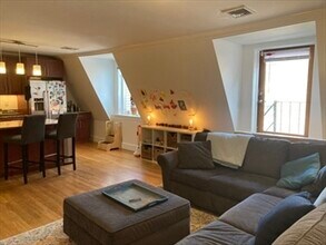 1798 Beacon St, Unit 3 in Brookline, MA - Building Photo - Building Photo