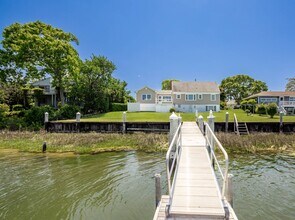 31 Harbor Dr in Sag Harbor, NY - Building Photo - Building Photo