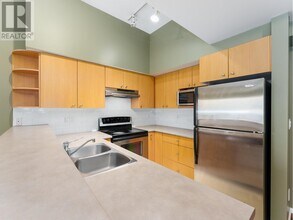 7088-7088 17th Ave in Burnaby, BC - Building Photo - Building Photo