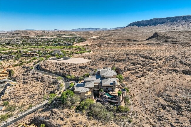 property at 5 Promontory Pointe Ln