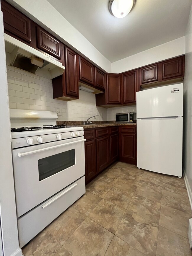 736 W Buena Ave, Unit 202 in Chicago, IL - Foto de edificio - Building Photo